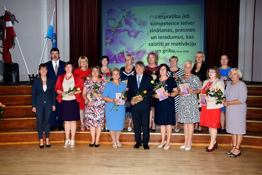 Bauskas novada izglītības iestāžu vadītāji kopā ar novada domes priekšsēdētāju Arnoldu Jātnieku (otrajā rindā no kreisās) un Izglītības un zinātnes ministrijas parlamentāro sekretāri Anitu Muižnieci (pirmajā rindā no kreisās).
Autors: Ivars Bogdanovs