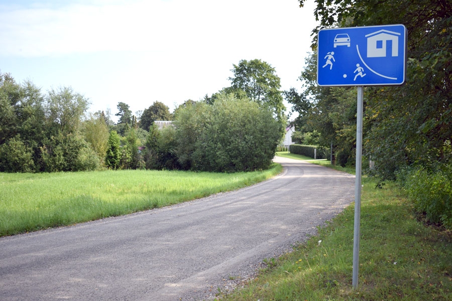 Ceļa zīme «Dzīvojamā zona» Vecumnieku novada pagastos izvietota blīvi apdzīvotos rajonos, taču ne visi autovadītāji to ievēro un pārvietojas ar ātrumu, kas ir ne lielāks par 20 km/h.
Autors: Žanna Zālīte
