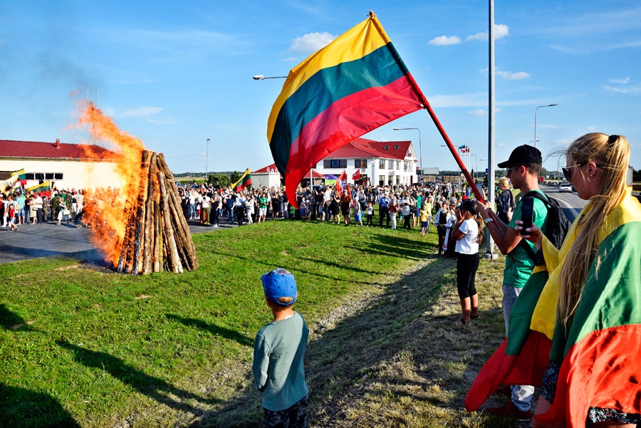 Lietuvas karogi plīvo pie piemiņas ugunskura Lietuvas un Latvijas robežvietā.
Autors: Ivars Bogdanovs