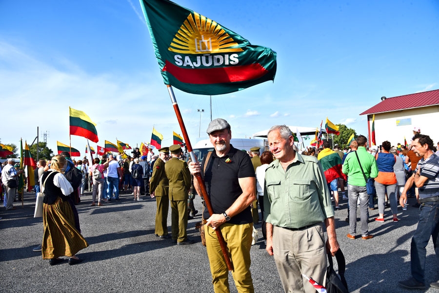 Uz valsts robežas Saločos. Sauļus Poškus (no kreisās) svētkos ar saglabāto «Sajūdis» karogu.
Autors: Uldis Varnevičs