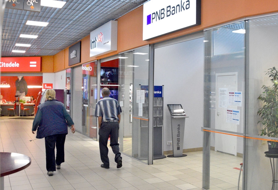 Bankas Bauskā nav pārslogotas «PNB bankas» darbības apturēšanas dēļ – ik pa brīdim tikai pāris apmeklētāju.
Autors: Ivars Bogdanovs