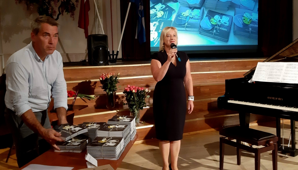 Bauskas mūzikas un mākslas skolas direktore Anita Velmunska un direktores vietnieks Ainārs Pastors skolotāju konferencē prezentēja nupat iznākušo krāsojamo grāmatu «Instrumentu stāsti».
Autors: no BMMS albuma.