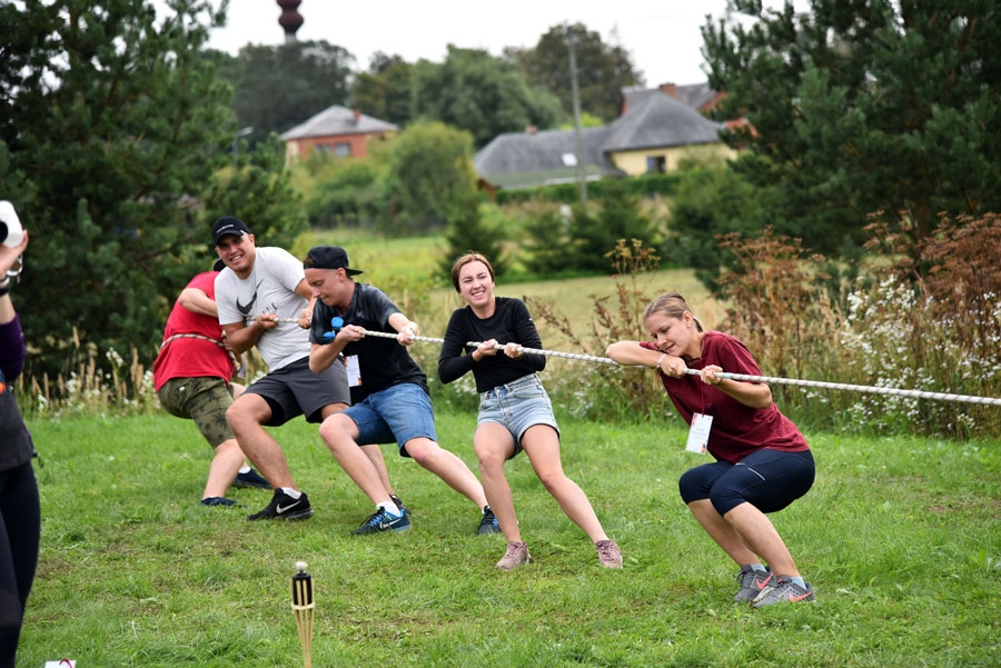 Rīgas Biznesa skola studentu sadraudzēšanās nometni rīkoja Bauskā, iekļaujot ļoti dažādas aktivitātes, arī sportiskas.
Autors: Uldis Varnevičs