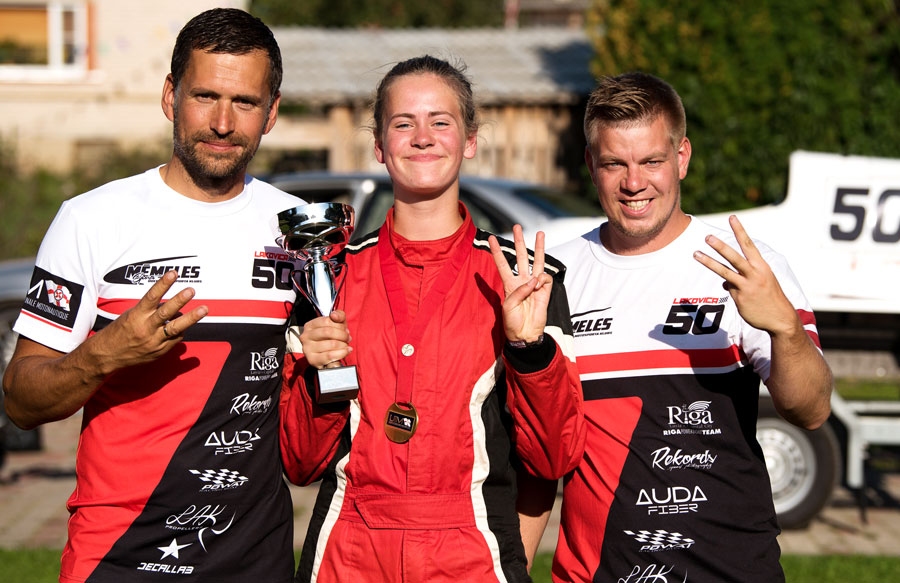 Laura Lakoviča-Lakovica kopā ar tēvu Aldi Lakoviču-Lakovicu (no kreisās) un Kristapu Paegli.
Autors: no «Mēmeles sports» albuma