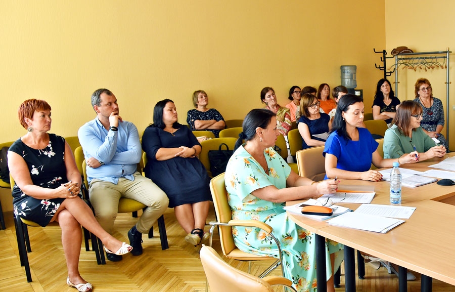 Dina Romanovska (galda galā, vidū) ir pārliecināta, ka pakalpojumu «Aprūpe mājās» vērts uzticēt biedrībai «Sarkanais Krusts».
Autors: Uldis Varnevičs