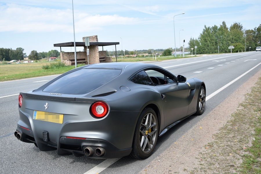«Ferrari» šoferis no Lielbritānijas nebija paredzējis «viesoties» Bauskas policijas iecirknī, tomēr tāds ir rezultāts pārliecīgi ātrai braukšanai.
Autors: Ivars Bogdanovs