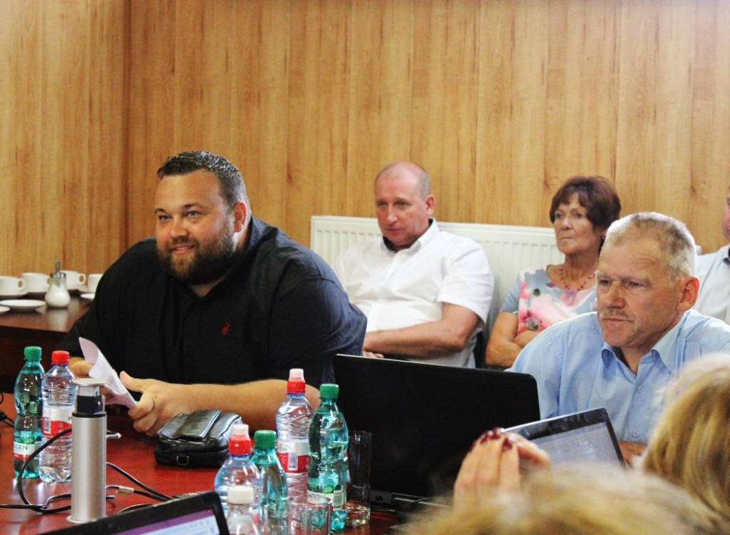 Ar deputātu vairākuma atbalstu par Vecumnieku novada domes Sporta skolas direktoru iecelts volejbola treneris un Vecumnieku vidusskolas mājturības un tehnoloģiju skolotājs Jānis Plūme (no kreisās).
Autors: vecumnieki.lv