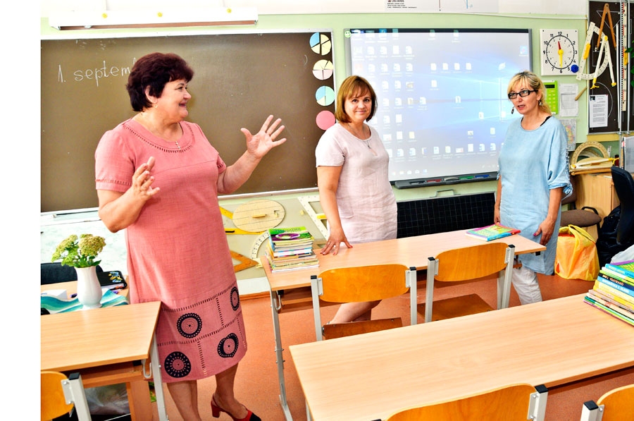 Skolas direktore Aija Semjonova (no kreisās), mācību pārzine Inga Čipena un matemātikas skolotāja Sarma Zepa aplūko nesen iekārtoto matemātikas kabinetu.
Autors: Ivars Bogdanovs