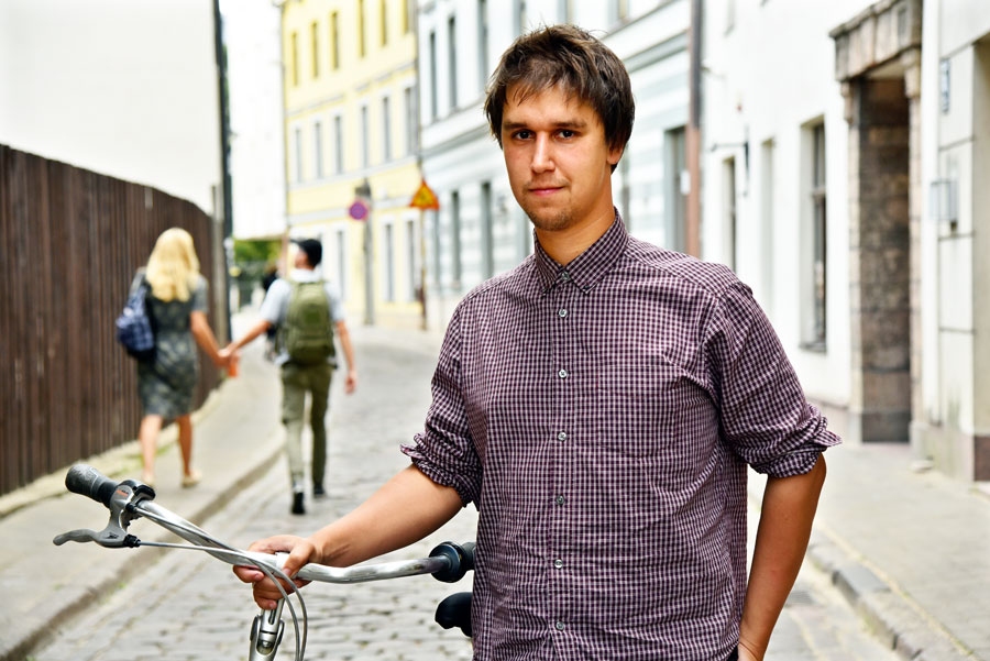 Oto Ozols. Dzīvo Rīgā. Mācījies Rīgas Tehniskajā universitātē un Lihtenšteinas universitātē. Specialitāte – arhitekts. Darbojas biedrībās «Pilsēta cilvēkiem» un «Āgenskalna apkaimes biedrība».
Autors: Uldis Varnevičs