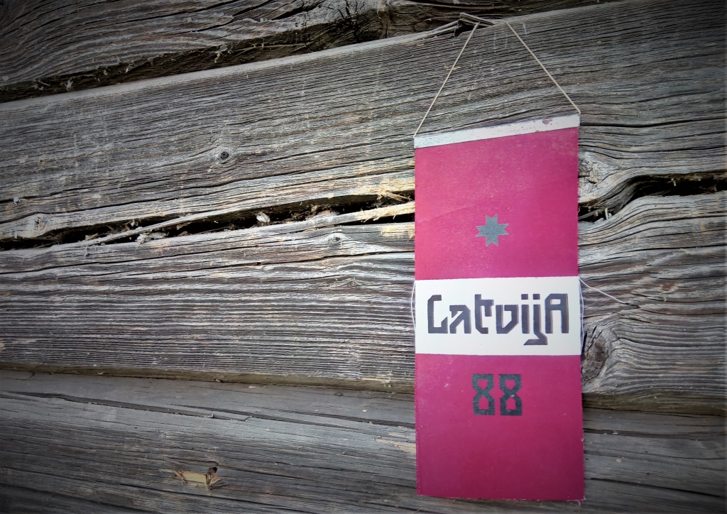 Auseklītis uz Atmodas laika vimpelīša. Varbūt arī Bauskas, Iecavas, Rundāles, Vecumnieku novadā cilvēki tolaik gatavoja vimpelīšus, nozīmītes ar auseklīša simbolu? Varbūt varat par to pastāstīt?
Autors: no Latviešu folkloras krātuves arhīva.