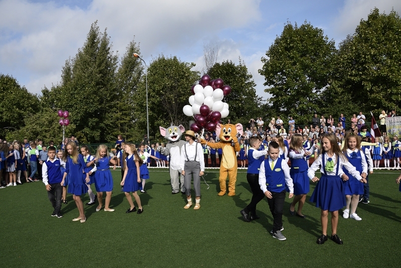 Jaunā mācību gada sākuma svinēšana pērn Bauskas sākumskolā.
Autors: no 