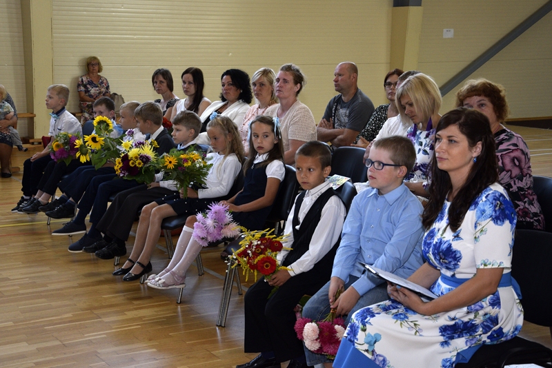 Pirmklasniekus ap sevi pulcināja klases audzinātāja Madara Priede.
Autors: Ivars Bogdanovs