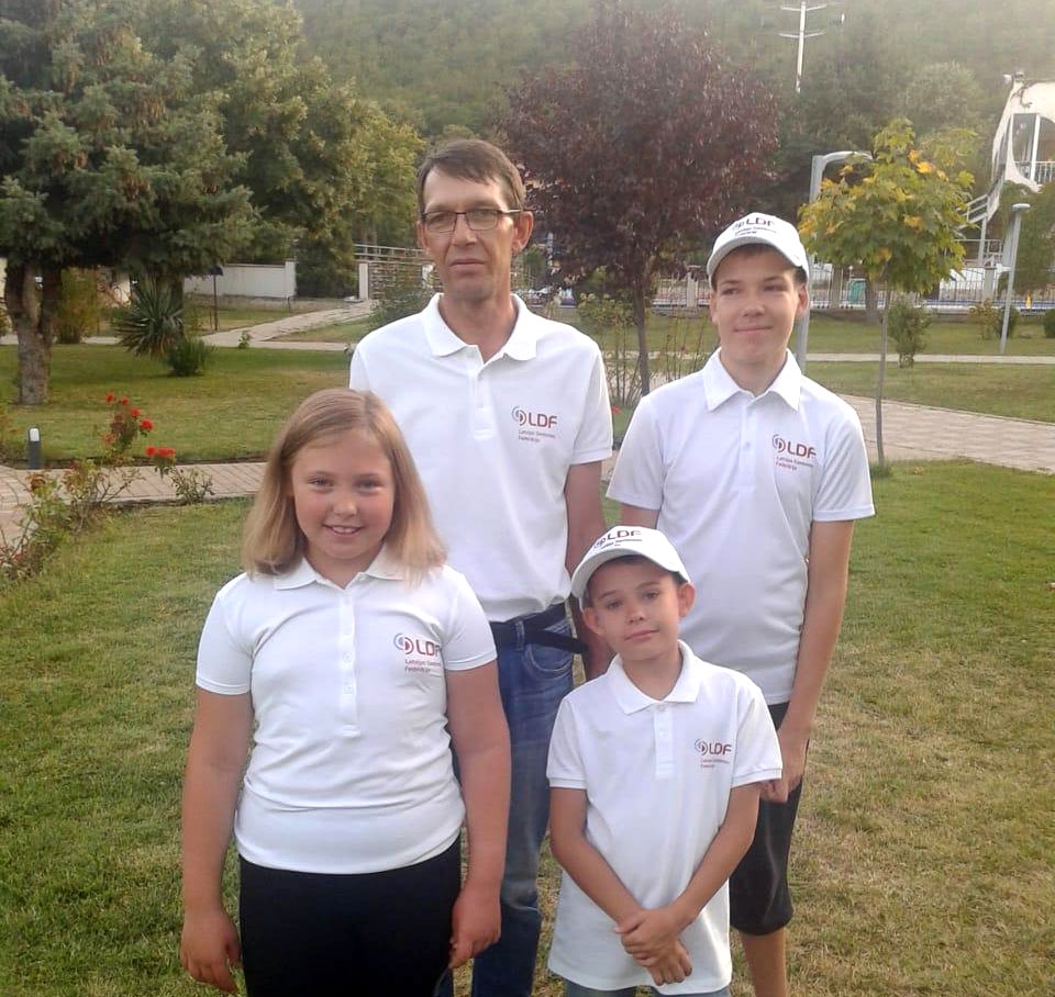 Bauskas novada jaunie dambretisti Reinis Štāls (otrajā rindā no labās), Roberts Maikūns, Zane Lea Zunda un treneris Jānis Štāls.
Autors: no J. Štāla albuma