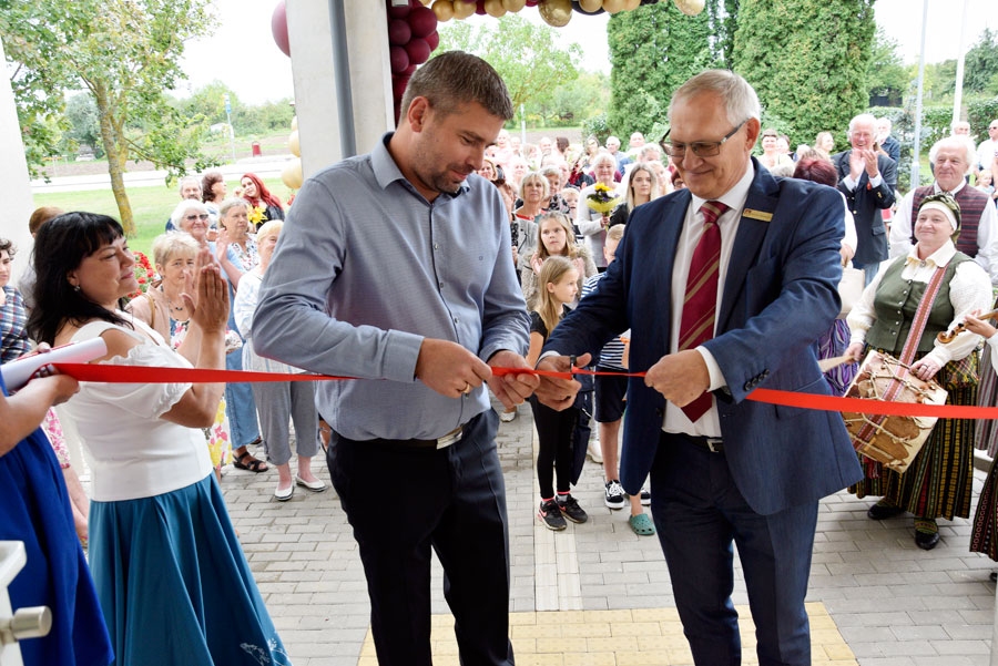 Atklāšanas lenti pārgriež Ainārs Marinsks, SIA «Kvintets M» valdes loceklis, un Rundāles novada domes priekšsēdētājs Aivars Okmanis.
Autors: Ivars Bogdanovs
