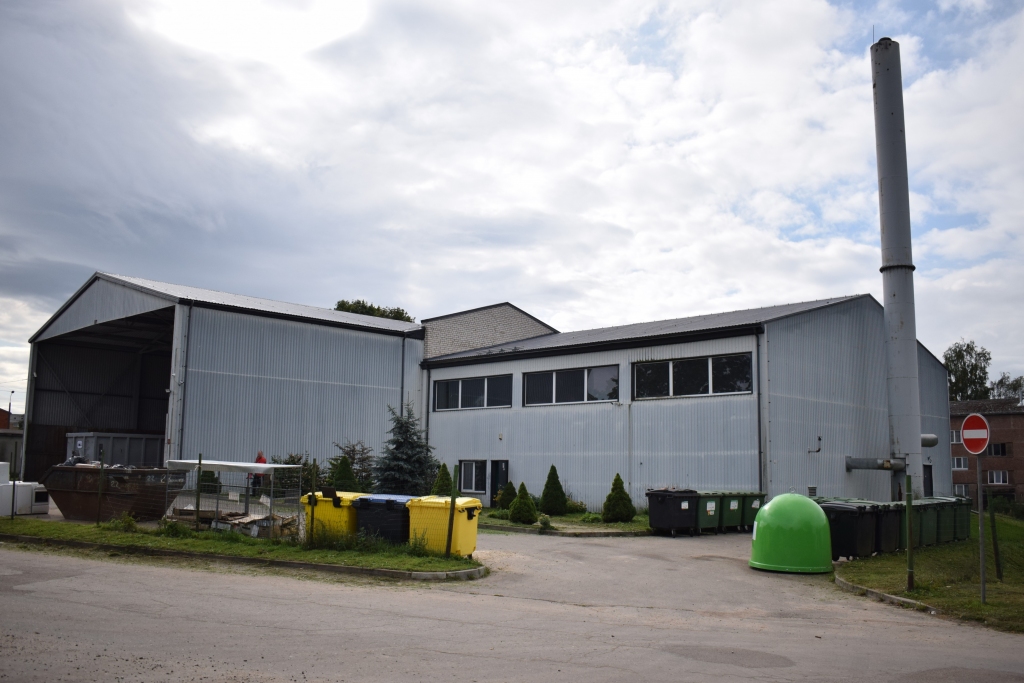 SIA «Mūsu saimnieks» pašreizējais siltumenerģijas pārdošanas tarifs – 53,70 eiro/MWh bez PVN – apstiprināts 2018. gada 27. augustā. Pirms tam pakalpojuma lietotājiem Vecumnieku ciema teritorijā četrus gadus likme bija nemainīga – 44,28 eiro/MWh bez PVN.
Autors: Žanna Zālīte