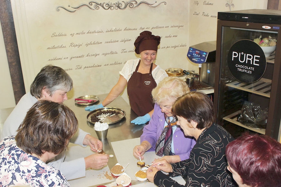 Konfekšu dekorēšana ar riekstiem, mandelēm un marakuju. Par «līmi» izmantojam karstu šokolādi.
Autors: Egils Neliuss