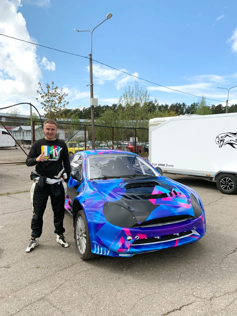 Juris Spīķis pirms Latvijas Rallijkrosa čempionāta pirmā posma demonstrē automašīnas jauno dizainu.
Autors: no Spīķu ģimenes personiskā arhīva