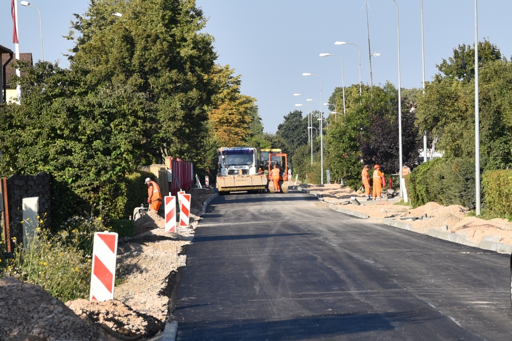 Bauskā, Pilskalna ielā, šonedēļ ielēja asfalta pirmo kārtu.
Autors: Uldis Varnevičs