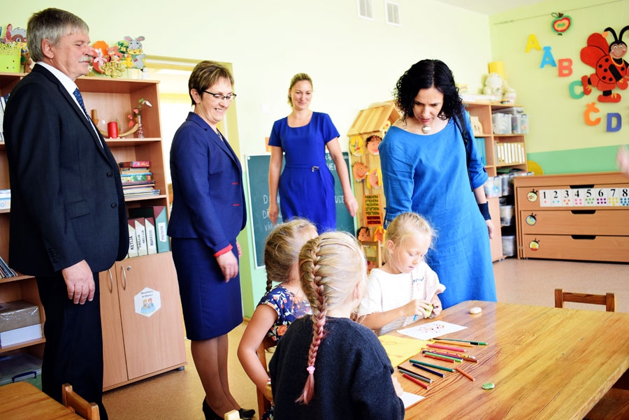 Vecumnieku vidusskolas pirmsskolas grupās bērni labprāt izglītības un zinātnes ministrei Ilgai Šuplinskai (no labās) rādīja savus radošos darbiņus.
Autors: Žanna Zālīte