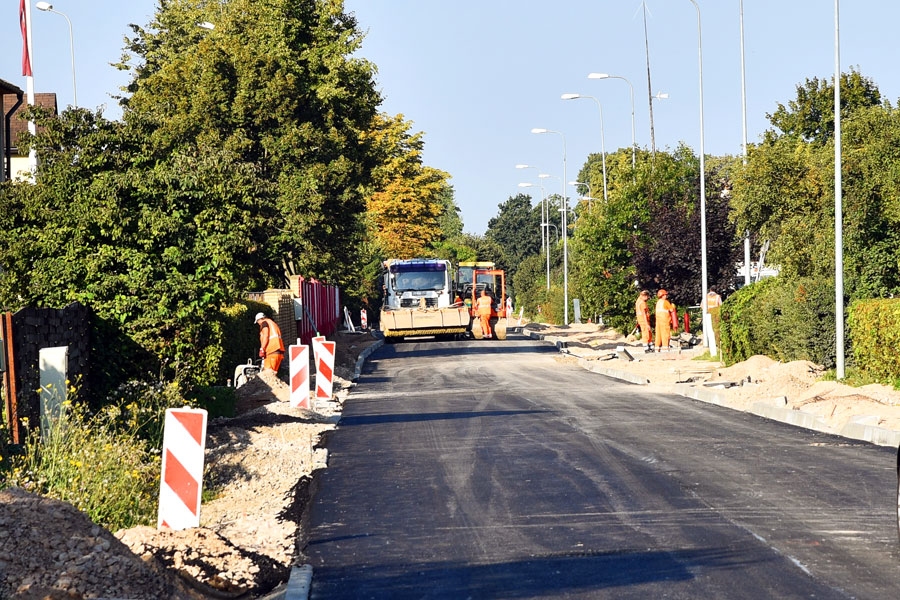 Bauskā, Pilskalna ielā, šonedēļ ielēja asfalta pirmo kārtu.
Autors: Uldis Varnevičs