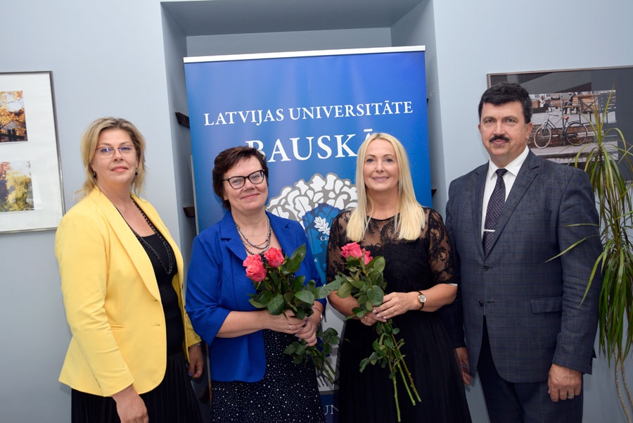 Latvijas Universitātes Bauskas filiāle jauno mācību gadu sākusi ar jaunu vadītāju – Velgu Gūtmani (otrā no labās).
Autors: Ivars Bogdanovs