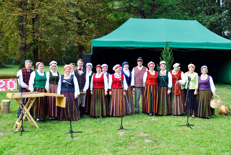 Jubilāre – folkloras kopa «Svitene» un vietējā tautas nama vadītāja Sandra Kerēvica (otrā no labās).
Autors: Māris Krūmiņš
