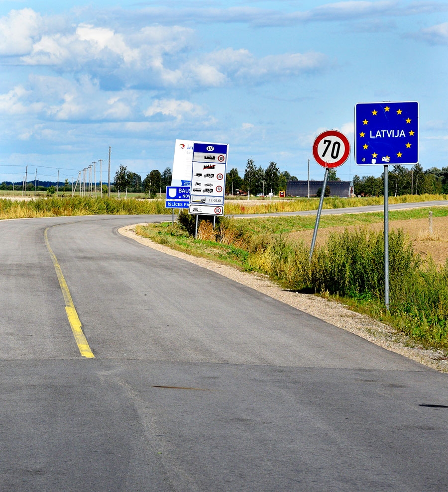 Būvnieka maksātnespējas dēļ ceļa posms no Bērziem līdz Lietuvas robežai (no kreisās) šogad paliks līdz galam nesaremontēts, arī dzeltenā līnija joprojām «tracinās» autovadītājus. Toties šoferus priecē šosejas posms no Bauskas līdz Bērziem (labajā pusē), kas par valsts budžeta līdzekļiem sakārtots šovasar.
Autors: Ivars Bogdanovs