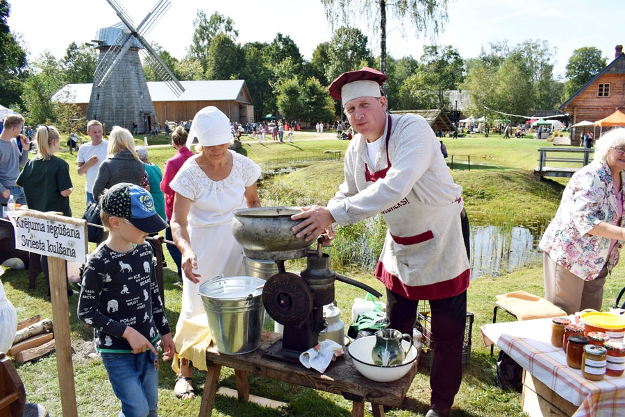 Arvīds Zvirbulis no Valles kopā ar palīdzēm apmeklētājiem ļāva iepazīt «piena ceļa» ritumu no slaukuma līdz sviestam.
Autors: Žanna Zālīte