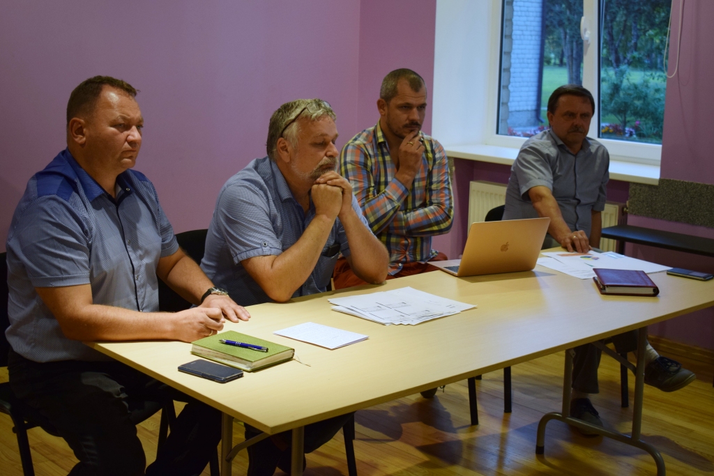 Uzklausīšanas sapulcē Guntars Veismanis (no kreisās), Ivars Staškevičs, Ivo Berkolds un Guntis Kalniņš iedzīvotājiem skaidroja siltumenerģijas apgādes pakalpojuma tarifa projektā iekļautās izmaksu pozīcijas.
Autors: Žanna Zālīte