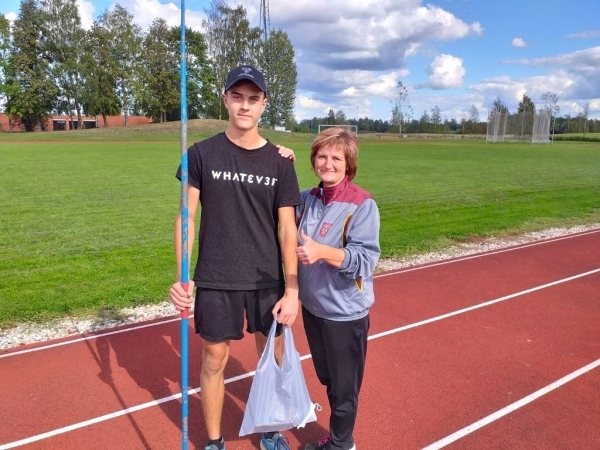 Gustavs Balčūns kopā ar treneri Gitu Briņķi.
Autors: no vecumnieki.lv