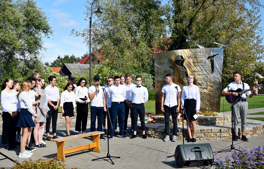 Bauskas Valsts ģimnāzijas 12.a klases audzēkņi lasīja  dzejnieku  Viļa Plūdoņa, Vitauta Ļūdēna, Dinas Bitēnas, Reiņa Ādmīdiņa  un citu pazīstamu autoru dzejas veltījumus Bauskai.
Autors: Ivars Bogdanovs