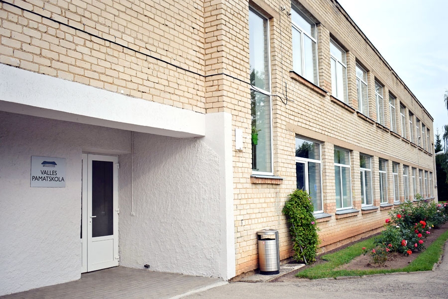 Valles pamatskola – tāds kopš augusta ir Valles vidusskolas jaunais nosaukums. Izglītības iestāde piedzīvojusi pārmaiņas, un tās statuss ir mainījies, jo pēdējos trīs mācību gadus netika nokomplektēta 10. klase. Pašlaik Vallē mācās 76 skolēni, t. sk. desmit pirmklasnieku.
Autors: Žanna Zālīte