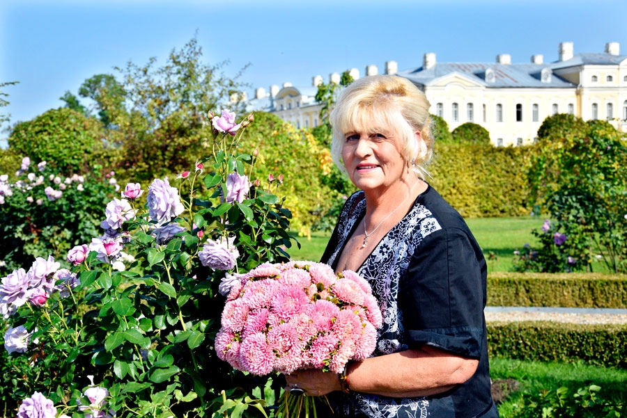 Jubilāre 70.dzimšanas dienā Rundāles pils rožu dārzā.
Autors: Ivars Bogdanovs