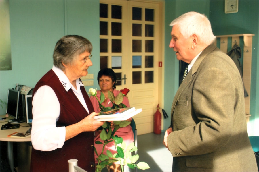 Reini Ādmīdiņu, literatūrkritiķi, publicistu, Bauskas literātu apvienības dibinātāju, 70 gadu jubilejā Bauskas Centrālajā bibliotēkā sveic un jubilāra dāvinātās grāmatas saņem bijusī literātu apvienības koordinatore Daina Ziemele, sēž Dzejas dienu sarīkojuma vadītāja latviešu valodas un literatūras skolotāja Vija Cerusa.
Autors: no arhīva