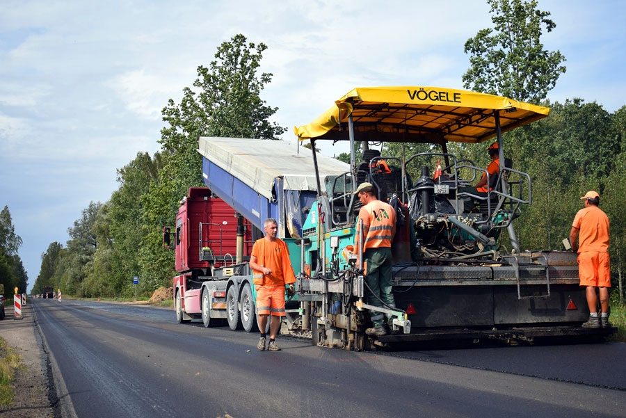 SIA «Via» pagājušajā nedēļā izlīdzinošo asfaltbetona kārtu klāja uz Rīgas ceļa starp Valli un Vecumniekiem pie autobusu pieturas «Meždūres».