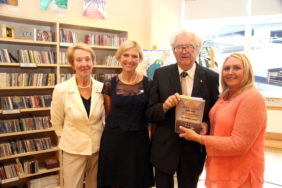 Jānis Dimants kopā ar savējiem grāmatas atvēršanas svētkos. Pirmā no kreisās – žurnālista māsa Ināra Dimante.
Autors: Ingrīda Punka