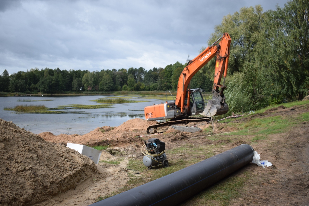 SIA «RIV-būve» piektdien, 13. septembrī, ar ekskavatoru atraka ieteces cauruli Jaunajā ezerā.
Autors: Žanna Zālīte