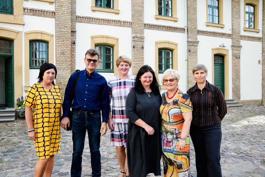 Bauskas muzeja pagalmā. Tatjana Baļčuniene (no kreisās), Vitauts Ramanausks, Vilija Razguniene, Raimonda Ramanauskiene, Bauskas muzeja direktore Baiba Šulce un Jurate Miļauskite.
Autors: Ivars Bogdanovs