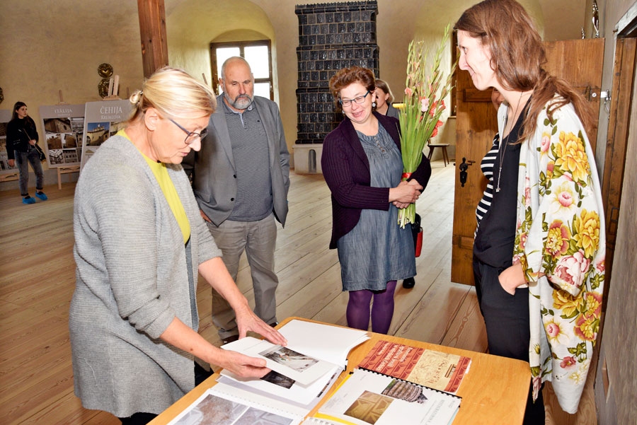 Taiga Skane (pirmā no kreisās), «sgrafito» apmetuma projekta vadītāja, izrāda fotomateriālu par praktisko pieredzi restaurācijā Spānijā.
Autors: Ivars Bogdanovs