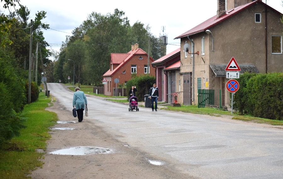 Bauskas iela Vecumniekos, kas no centra turpinās līdz pat Ezerkrasta ielai, gājējiem nav droša. Viņi spiesti pārvietoties pa brauktuves daļu, jo ceļa mala tam nav piemērota. Īpaši sarežģīti šo posmu veikt ir ģimenēm ar mazuļiem un cilvēkiem ratiņkrēslā.
Autors: Žanna Zālīte