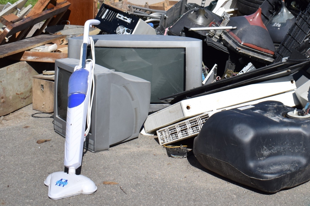 Vecumnieku iedzīvotāji šogad jau divas reizes bez maksas varēja nodot nolietotās sadzīves elektroierīces. Atsaucība liecina par to, ka sabiedrība ir ieinteresēta un gatava iesaistīties vides sakopšanā.
Autors: Žanna Zālīte