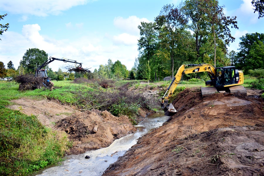 Taļķes upe Vecumnieku ciema teritorijā tiek atjaunota 2,18 km garumā – no Jaunā līdz Vecajam ezeram. Aizsargjoslas tīrīšana un krasta stiprināšana 18. septembrī tika veikta netālu no Rīgas ielas, posmā uz Vecā ezera pusi.
Autors: Žanna Zālīte