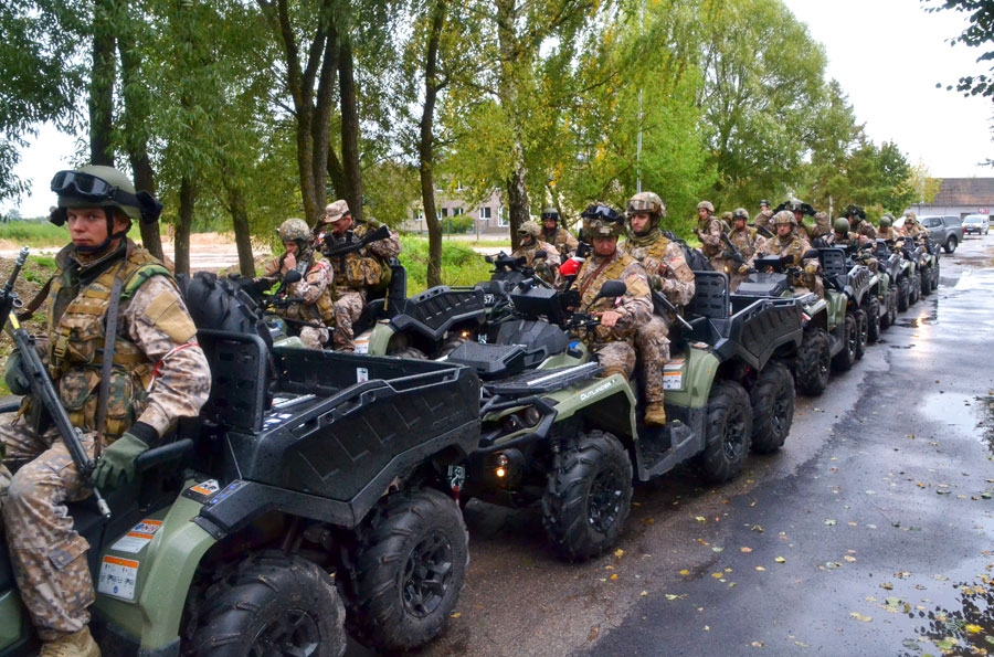 Zemessargi uz mācībām atbraukuši ar nesen iegūto tehniku.
Autors: Kaspars Kalējs