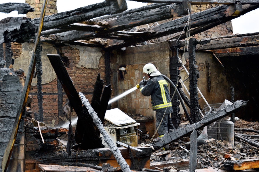 Rundāles novadā no senās  mājas palikušas vien krāsmatas. Ugunsdzēsēji-glābēji strādā, lai novērstu turpmāku gruzdēšanas iespēju.
Autors: Ivars Bogdanovs