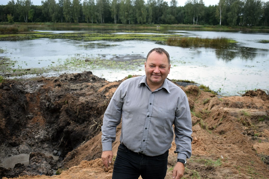 Guntars Veismanis: «Līmenis ūdenstilpē krities par aptuveni vienu vai pat pusotru metru, jo pirms kāda laika aizturēta ūdens padeve pie Vecā ezera slūžām.»
Autors: Žanna Zālīte