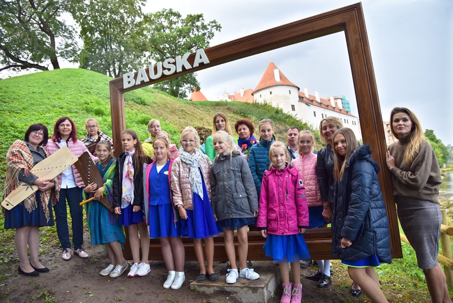 Bauskas sākumskolas padome atklājusi projektu «Fotorāmis «Pastkarte no Bauskas»».
Autors: Uldis Varnevičs