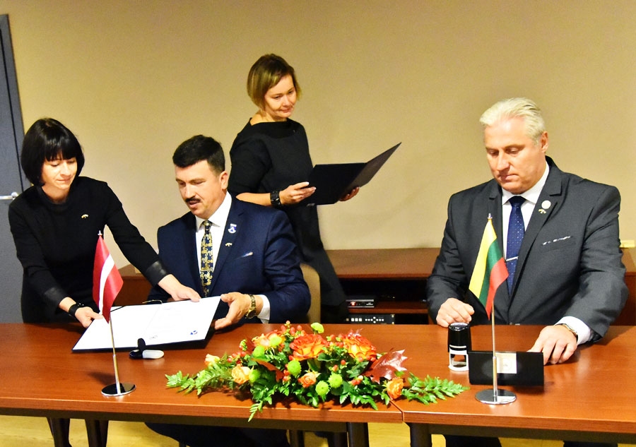 Sadraudzības līgumu starp Bauskas un Biržu pašvaldību paraksta Arnolds Jātnieks (pie galda no kreisās) un Vīts Jarecks.
Autors: Uldis Varnevičs