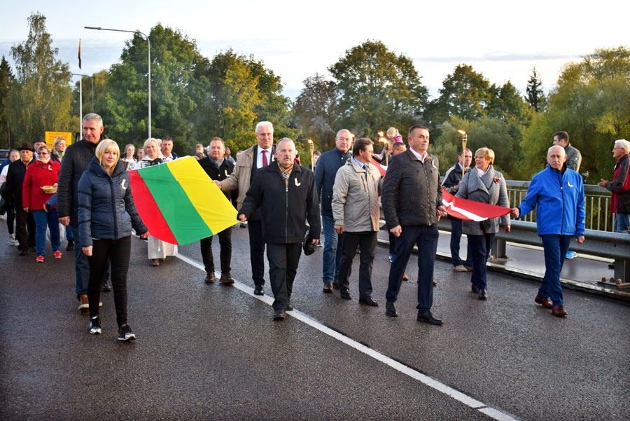 Latvijas un Lietuvas valstu karogi satikās uz abu valstu iedomātās robežas Mēmeles tilta vidū un svinīgi tika nesti līdz pat mastam, kur tie pacēlās virs Skaistkalnes.
Autors: Žanna Zālīte