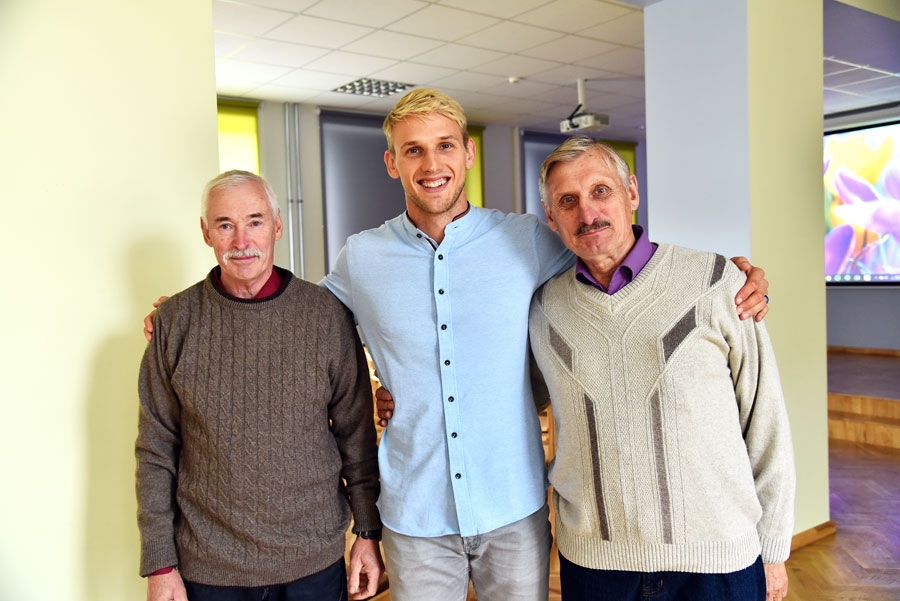 Kopā ar treneriem. Reinis Krēgers (vidū) un Vecumnieku vidusskolas sporta treneri Guntis Vēveris (no kreisās) un Pēteris Lungevičs.
Autors: Uldis Varnevičs