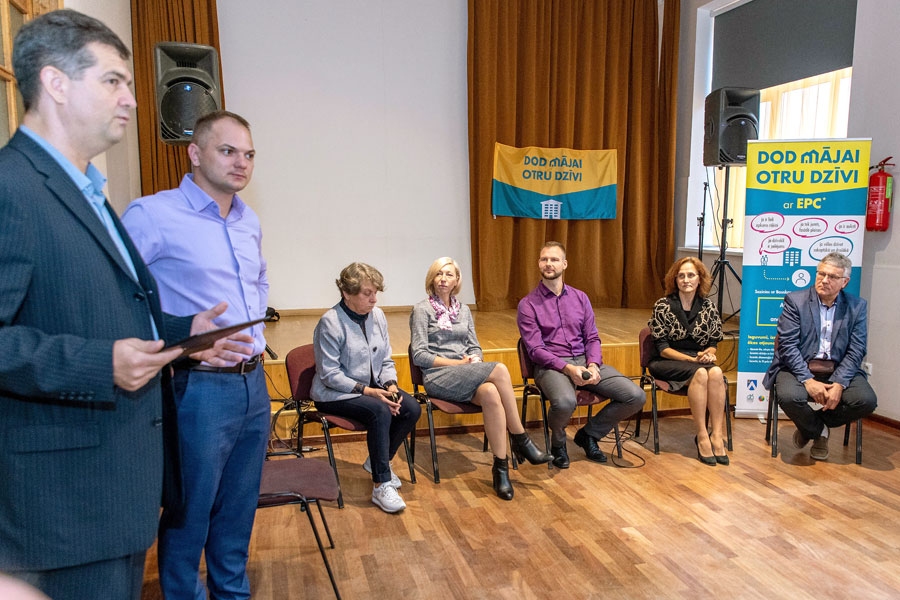 Paneļdiskusijā – Raitis Ignatjevs (no kreisās), Agris Patmalnieks, Marija Šarska, Ineta Ruhocka, 
Māris Eliņš, Olga Brūvere un Ilmārs Rūsis.
Autors: Ģirts Donerblics